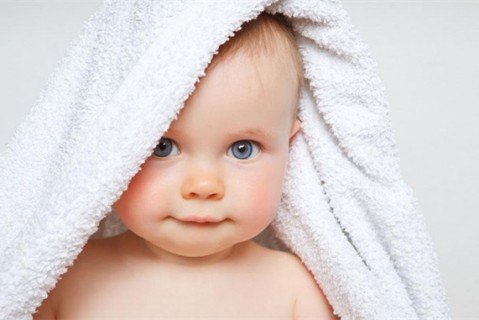 初乳很黄是不是不干净不可以喝？母乳怎么喂养石家庄捐卵宝宝？